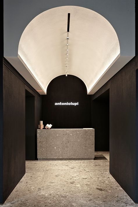 FRAME | A showroom that brings the architecture of Turkish baths to Milan Showroom Ceiling Design, Cool Ceiling Ideas, Architecture Ceiling, Bath Showroom, Turkish Baths, Interior Ceiling Design, Fotografi Kota, Plafond Design, Reception Counter