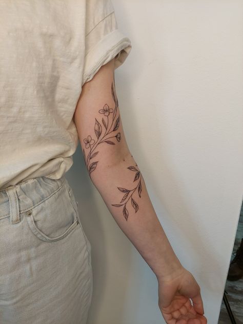 Delicate Floral Wrap Around Tattoo, Flower Tattoo Wrap Around Elbow, Flower Vine Tattoo Cover Up, Floral Tattoo Around Arm, Ivy Tattoo Around Arm, Flower Tattoo Around Elbow, Best Friend Vine Tattoo, Vine Bicep Tattoos, Leafy Vines Tattoo