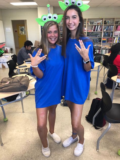 Disney Duo Spirit Week, Tv Tuesday Spirit Week Costumes, Spirt Week Twin Day Ideas, Disney Outfits For School Spirit Week, Disney Outfit Spirit Week, Space Theme Spirit Week, Disney Dress Up Day School Costume Ideas, Twin Day Spirit Week Ideas Easy, Disney Day Ideas For Spirit Week