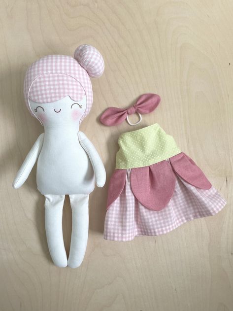 Flower Cloth, Diy Rag Dolls, Fabric Doll Pattern, Handmade Stuffed Toys, Sock Dolls, Soft Toy Patterns, Homemade Dolls, Cloth Dolls Handmade, Ann Doll