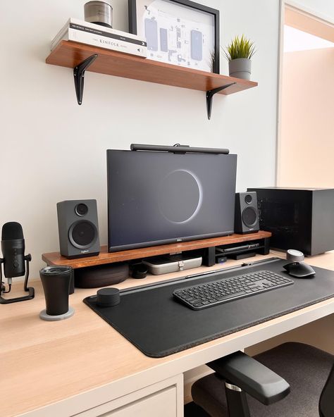 10 Inspiring Home Office Layouts#25 Trading Station Home Office, Minimal Desk Setup, Office Layouts, Working Station, Tech Setup, Home Office Layouts, Dream Setup, Battle Stations, Home Office Set Up