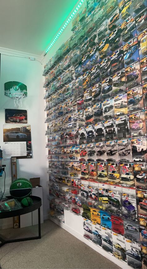 Bedroom Ideas For Car Guys, Hotwheels Rooms, Hotwheels Decorations Ideas, Hot Wheels Set Up, Hot Wheel Collection Wall, Car Bedroom Aesthetic, Hotwheels Collection Aesthetic, Car Guy Bedroom Aesthetic, Car Guy Room Aesthetic