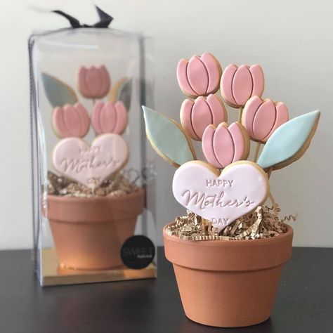 392 Likes, 13 Comments - 🍬Find Kids Event Vendors (@lifeslittlecelebrations) on Instagram: “Mother’s Day gifts and celebrating ideas are on our 🌷blog🌷 now - link in BIO☝🏼 SO many fab ideas…” Tulip Cookies, Biscuit Decoration, Cake Bouquet, Elegant Food, Catering Ideas Food, Cookie Bouquet, Sugar Cookie Designs, Creative Birthday Cakes, Cookie Icing