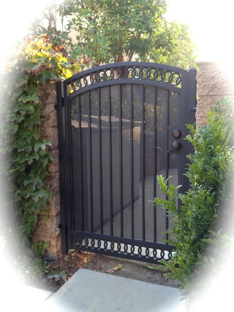 Wrought Iron Entry Gates, Metal Backyard Gate, Outdoor Iron Gate Design, Gate Doors Ideas Fence Metal, Metal Garden Door, Rod Iron Gates Entrance Yards, Black Iron Gates Driveway, Wrought Iron Porch Enclosure, Welded Gates Ideas