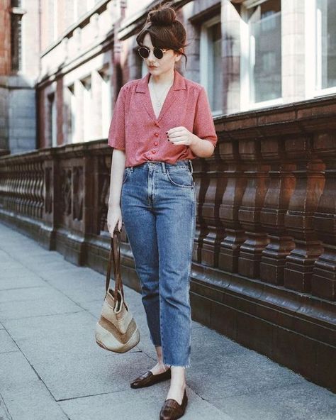 a retro inspired outfit with a pink printed shirt, blue mom jeans, brown moccasins and a striped bag Mom Jeans Outfit Ideas, Alice Catherine, Retro Inspired Outfits, Jeans Outfit Ideas, Denim Street Style, Blue Mom Jeans, Mom Jeans Outfit, Black Mom Jeans, Vintage Mom Jeans