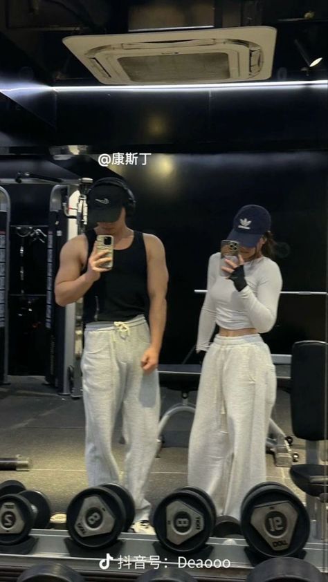 Gym Couples Pics, Gym Date Aesthetic, Gym Friends Aesthetic, Gym With Boyfriend, Gym Couple Poses, Gym Boyfriend, Couple Poses Ideas, Gym Poses, Gym Couple