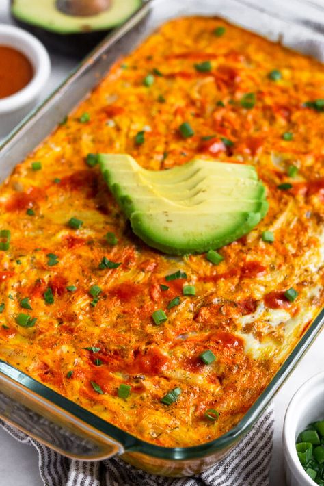 Easy Buffalo Chicken Breakfast Casserole (Whole30) - Eat the Gains Buffalo Chicken Breakfast, Chicken Breakfast Casserole, Chicken Buffalo, Easy Breakfast Casserole Recipes, Buffalo Chicken Soup, Easy Buffalo Chicken, Homemade Buffalo Sauce, Chicken Breakfast, Whole 30 Breakfast