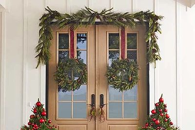 Winter Outdoor Decorations, Christmas Garden Decorations, Door Swag, Christmas Front Porch, Christmas Porch Decor, Christmas Garden, Christmas Swags, Christmas Door Decorations, Pretty Christmas