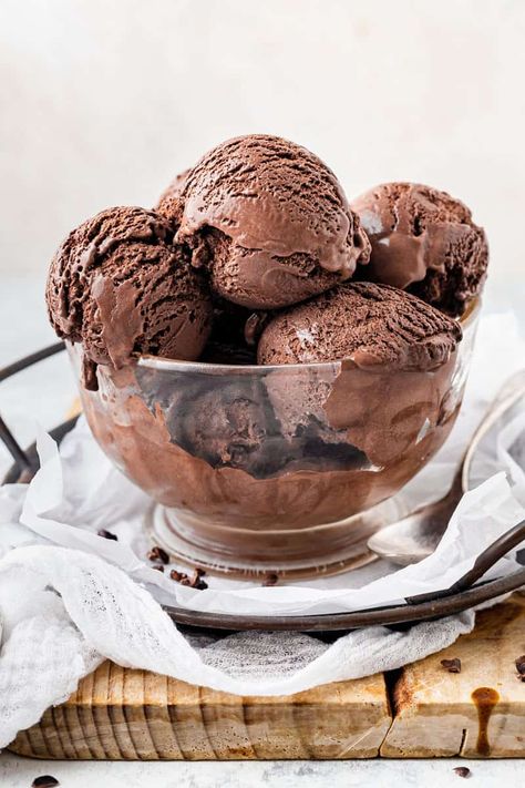 This Homemade Italian Chocolate Gelato made with eggs and churned produces the most sensationally smooth ice cream. Rich, dark and decadent- this gelato is for the chocolate lovers out there. Gelato Chocolate, Chocolate Gelato Recipe, Best Dark Chocolate, Chocolate Gelato, Homemade Chocolate Ice Cream, Dark Chocolate Ice Cream, Chocolate Popsicles, Hot Chocolate Fudge, Chocolate Ice Cream Recipe