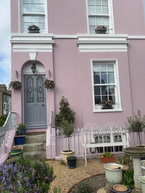 Pink And Grey House Exterior, Dusty Rose House Exterior, Mauve House Exterior, Eclectic House Exterior, Terraced House Exterior, Scandinavian House Exterior, Lilac House, Pink House Exterior, Loft Exterior