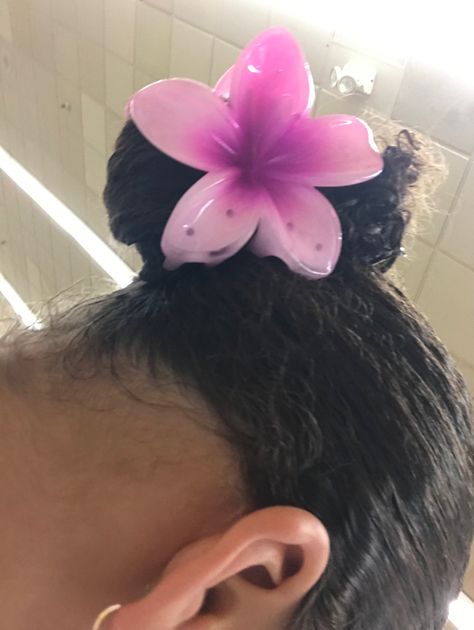 Flower Clips Curly Hair, Natural Hair With Flowers, Flower Claw Clip Curly Hair, Flower Clip Curly Hair, Flower In Hair Black Women, Claw Clip On Curly Hair, Flower Claw Clip Hairstyles, Flower Clip Hairstyles, Claw Clip Curly Hair