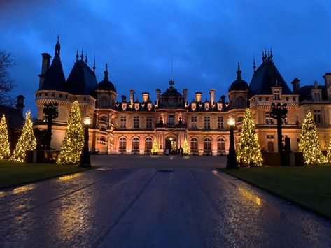 New Castle England, Warm Christmas Aesthetic, Christmas Mansion, Funky Houses, Mansion Christmas, Aesthetic Mansion, England Christmas, Castle England, Winter Trip