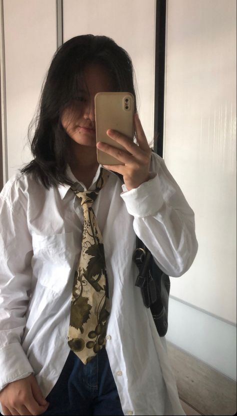 tie outfit white long sleeve downtown girl aesthetic Tie With Casual Clothes, Women Shirt And Tie, Funky Tie Outfits, Loose Tie Outfits For Women, Button Up And Tie Outfit, Women Wearing Ties Work Outfits, Feminine Tie Outfit, Tie Outfit For Women Y2k, Ties On Women