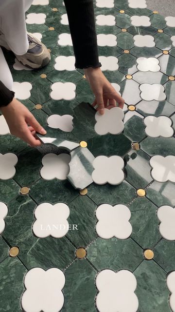 Cool Tile Backsplash, Kitchen Floor Tile Black And White, Green Marble Decor, Green Marble Flooring, Marble Design Floor, Backsplash Tile Ideas Kitchen, Pattern Design Architecture, Marble Flooring Pattern, Marble Floor Bedroom