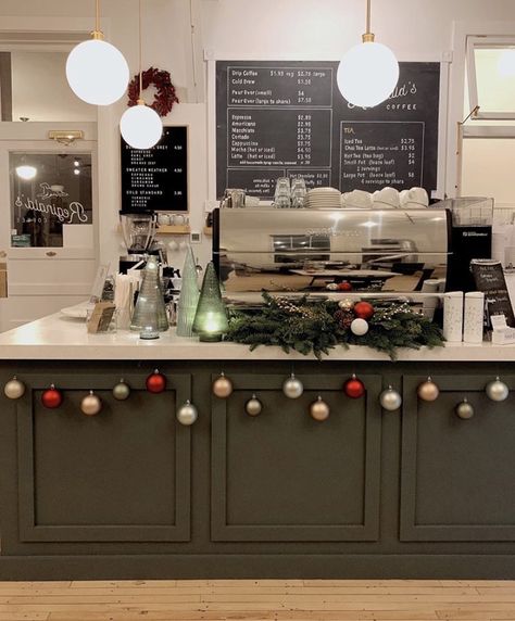 Cafe Holiday Decor, Decorate Restaurant For Christmas, Bakery Shop Christmas Decor, Christmas Business Decor, Christmas Caffe Decorations, Resturant Ideas For Christmas, Restaurant Xmas Decorations, Bar Christmas Decorations Ideas, Christmas Business Decorations