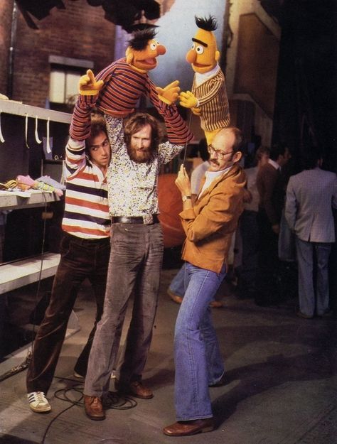 Behind the scenes of SESAME STREET lives a collection of the hippest bellbottoms you'e ever seen. Epi Y Blas, Beto Y Enrique, Richard Hunt, Die Muppets, Frank Oz, Photos Rares, Bert & Ernie, Bon Film, Fraggle Rock