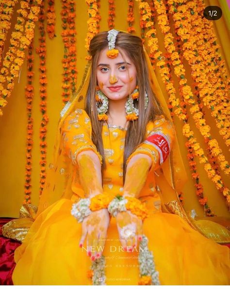 Indian Bridal Haldi Look, Haldi Function Poses For Bride, Haldi Ceremony Look For Bride, Haldhi Stills Bride Dress, Haldi Poj Girl, Haldi Function Photoshoot, Mehndi Girls Poss, Haldi Poses For Bride Simple, Girl Haldi Poss