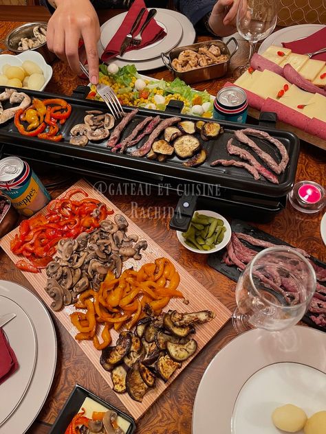 Comment faire une raclette maison? | Gâteau et cuisine Rachida Raclette Table Setting, Raclette Ideas Dinner Parties, Christmas Raclette, Raclette Aesthetic, Raclette Party Decoration, Table Raclette, Raclette Night, Raclette Recipes Dinners, Raclette Ideas