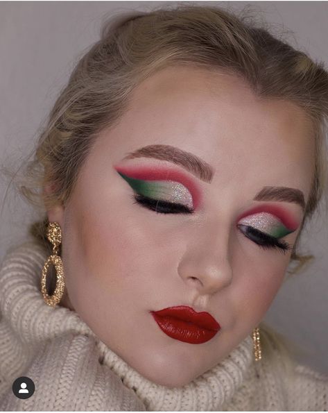 Instagram: @beautylizs #christmas #makeup #christmasmakeup #festive #redlipstick #redlips #eyeshadow #eyemakeup #eyemakeupideas #inspo Red And Green Makeup Christmas, Red And Green Eyeshadow Looks, Christmas Eye Shadow Looks, Peppermint Makeup Look, Festive Christmas Makeup, Red And Green Makeup, Christmas Makeup Ideas Simple, Mexican Makeup, Eye Makeup Guide