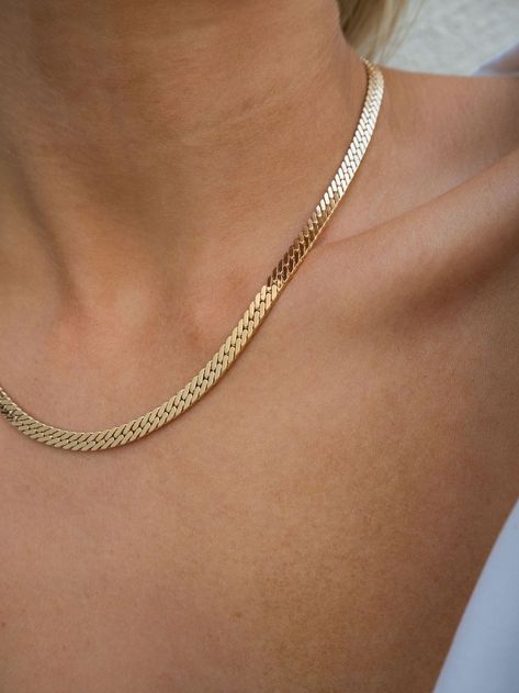 Simple Gold Neckles Chain, Chain Designs Gold Women, Gold Chain Necklace Outfit, Chain Designs Gold, Gold Chain Designs For Women, Chain Necklace Outfit, Palladium Jewelry, Gold Chain Necklace Womens, Gold Chain For Women