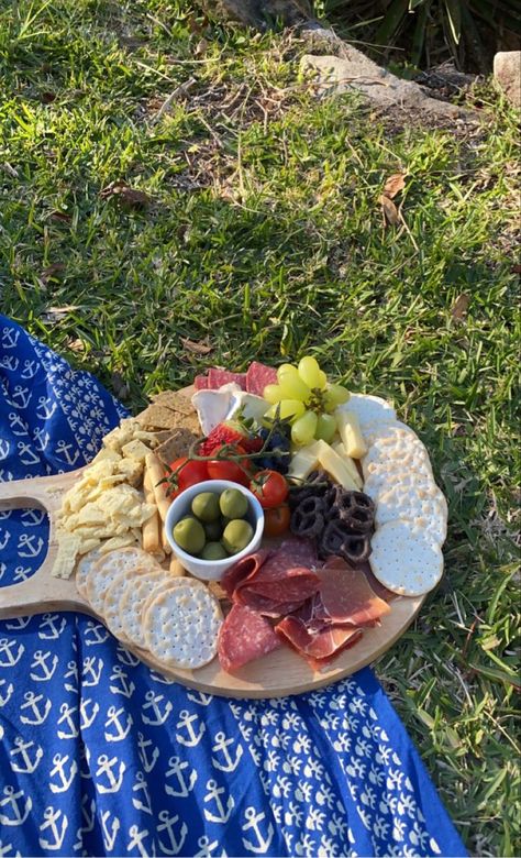 French Cheese Board Aesthetic, Savoury Picnic Food, Picnic Charcuterie Board Ideas, Cheese Board Picnic, French Picnic Aesthetic, Savoury Charcuterie Board, Crackers Aesthetic, European Picnic, Cheese Board Aesthetic