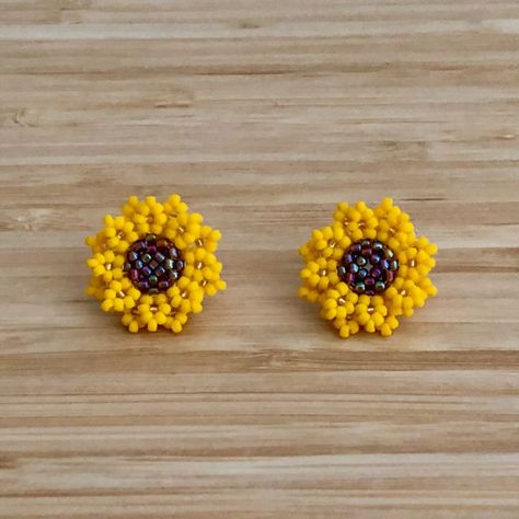 Sunflower Beaded Earrings Pattern, Epoxy Stud Earrings Diy, Beaded Flower Stud Earrings, Diy Beaded Stud Earrings, Seed Bead Earrings Studs, Beading Flower Patterns, Beaded Bead Pattern, Seed Bead Bee Earrings, Sunflower Bead Pattern