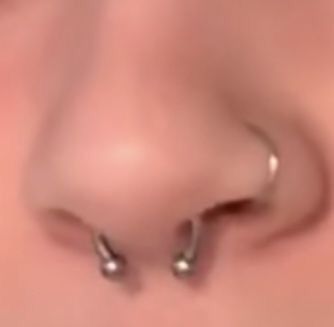 Septum Nostril Piercing, Piercing Inspo Face, Piercings Nez, Septum Nostril, Cute Nose Piercings, Nostril Piercing, Piercing Inspo, Cool Ear Piercings, Pretty Ear Piercings