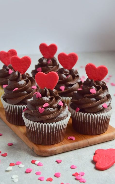 Chocolate Cupcakes Valentines Day, San Valentines Cupcakes, Valentine's Dessert Ideas, Chocolate Valentines Cupcakes, Conversation Heart Cupcakes, Simple Valentines Cupcakes, Valentine Themed Cupcakes, Cupcake Decorating Ideas Valentines Day, Valentines Day Cupcake Ideas