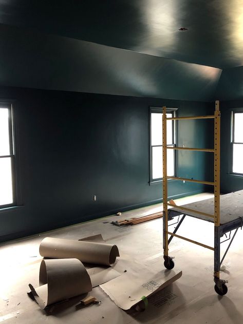 Extending your paint color to the ceiling can add visual interest, texture and sophistication to a room, without much effort. Dark Walls And Ceiling, Painting The Ceiling, Livng Room, Dark Ceiling, Ceiling Painting, Dark Paint Colors, Dark Bathrooms, Ceiling Treatments, Colored Ceiling