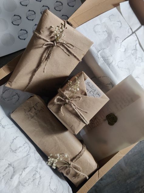 Gift Wrapping Ideas Kraft Paper, Gifts Wrapped In Brown Paper, Book Wrapped In Brown Paper, Brown Wrapped Gifts, Gift Wrapping Brown Paper, Brown Gift Wrapping Ideas, Brown Paper Packages Diy, Brown Wrapping Paper Ideas, Brown Paper Gift Wrapping Ideas