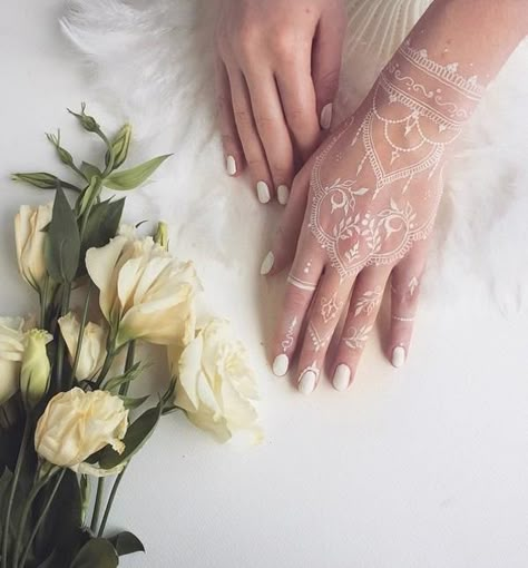 25 Amazing White Henna Designs | Art and Design White Mehndi, White Henna Tattoo, White Henna Designs, Henna Hand Designs, Wedding Henna Designs, Henna Flower Designs, Henna Flower, Henna Wedding, White Henna