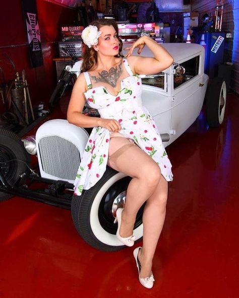 Rockabilly Cars, Pin Up Pictures, Nitro Cars, Rockabilly Girl, Pin Up Models, Modern Pinup, Pin Up Photography, Rockabilly Pin Up, Stockings And Suspenders