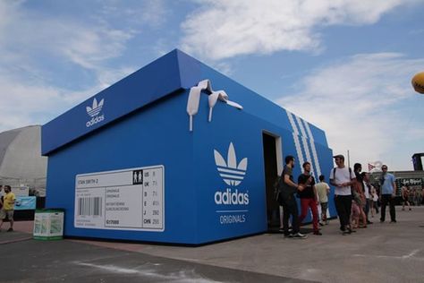 Giant Shoebox Pop-Up Store by Adidas | Exhibition Blog of South Africa Guerrilla Advertising, Guerrilla Marketing, Amsterdam Shopping, Adidas Store, Sneakers Box, Publicidad Creativa, Experiential Marketing, Street Marketing, Guerilla Marketing