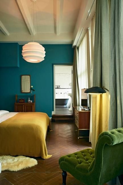 Teal Bedroom Walls, Teal Bedroom, Teal Walls, Yellow Bedroom, Trendy Bedroom, Soho House, Design Del Prodotto, Green Chair, Bedroom Green