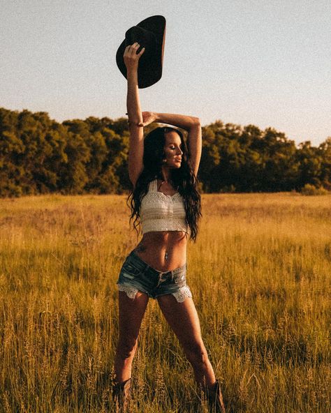 𝕸𝖆𝖓𝖎𝖋𝖊𝖘𝖙𝖎𝖓𝖌 🤎 . . Model @jayjay10bb @jayjaysunshine10 . . . #country #countrywestern #westernphotography #countryphotoshoot… | Instagram Western Photoshoot Ideas, Country Girl Aesthetic, Western Photo Shoots, Cowgirl Photography, Country Outfits Women, Cowgirl Photoshoot, Western Photoshoot, Western Photo, Western Photography