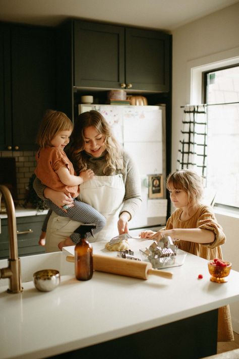 Aesthetic Gingerbread, Indoor Family Photography, Documentary Family Photography, Indoor Family, Family Baking, Motherhood Photography, Editorial Shoot, Lifestyle Photography Family, Family Cooking