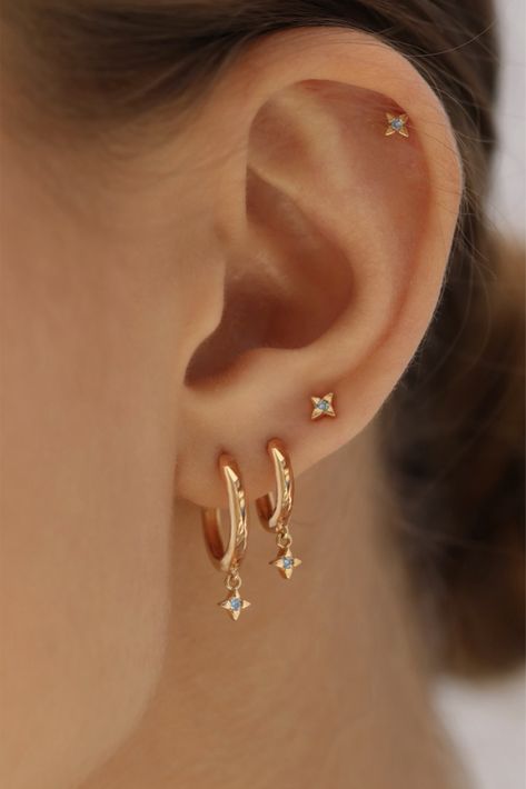 High Quality Gold Plated Studs Ear Stacking Ideas Minimalist Gold, 3 Ear Piercings Ideas Simple, Ear Piercings Inspiration Minimalist, Aesthetic Piercings Ear, Eat Pericing Ideas, 4 Ear Piercings, Triple Lobe Piercing Ideas, Piercings Ear Ideas, 3 Lobe Piercings Ideas