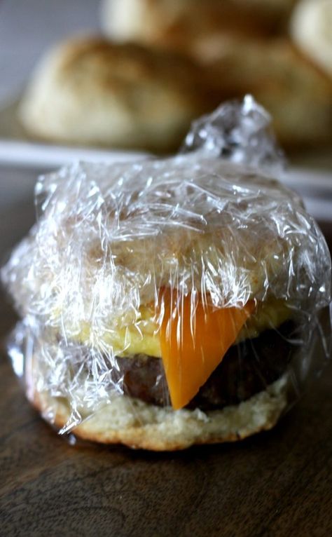 These sausage egg and cheese biscuits are my absolute favorite freezer meal breakfast sandwiches. So easy to put together and make for a quick and yummy breakfast. #freezermeals Freezer Meal Breakfast, Nectarine Sorbet, Quesadilla Healthy, Burrito Healthy, Burritos Vegetarian, Freeze Breakfast, Frozen Hashbrown Recipes, Burritos Healthy, Burritos Freezer