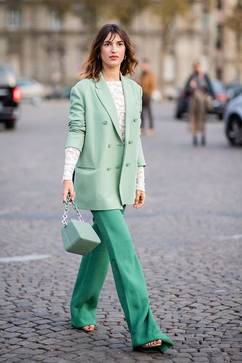 Green fashion trend: Jeanne Damas wears mint green blazer and bag Mint Green Blazer, Look Working Girl, Jeanne Damas, Blazer Outfit, Women Fashion Edgy, Green Blazer, Outfit Trends, Summer Fashion Trends, Fashion Weeks