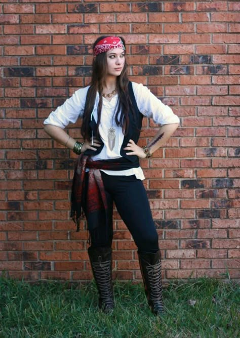 Hot Pirate, Cheap Halloween Costumes Diy, Pirate Women, Homemade Pirate Costumes, Modest Halloween Costumes, Diy Fantasia, Cheap Halloween Diy, Pirate Costume Diy, Diy Pirate