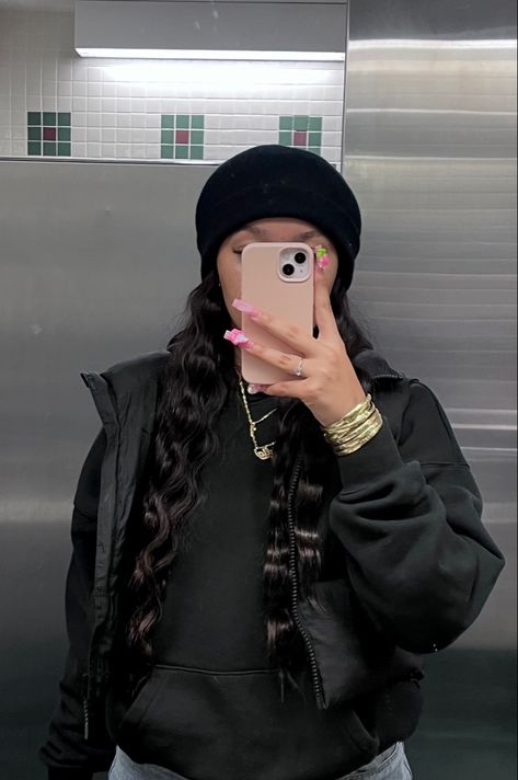 Black Beanies Outfits, Baddie Beanie Outfit, Winter Outfits With Puffer Vest, Cute Beanie Outfits Winter Casual, Outfits With Black Beanies, Black Beanie Outfit Baddie, Beanie Outfits Black Women, Black Beanie Outfit Aesthetic, Beanie And Hoodie Outfit