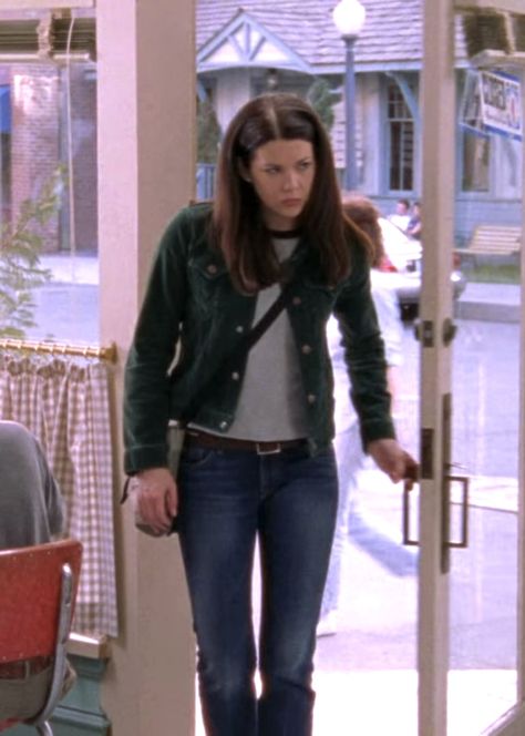 gilmore girls rory gilmore lorelai gilmore outfit inspiration low rise jeans low waist jeans and gree jacket luke’s diner coffee Lorelai Gilmore Style Aesthetic, Lorelai Gilmore Best Outfits, Gilmore Lorelai Outfits, Lorelai Gilmore Haircut, Rory Gilmore Jeans Outfit, 2000s Rory Gilmore Fashion, Lorelai Gilmore Skirt Outfit, Lorelei Gilmore Aesthetic Outfits, Lorelai Gilmore Jacket