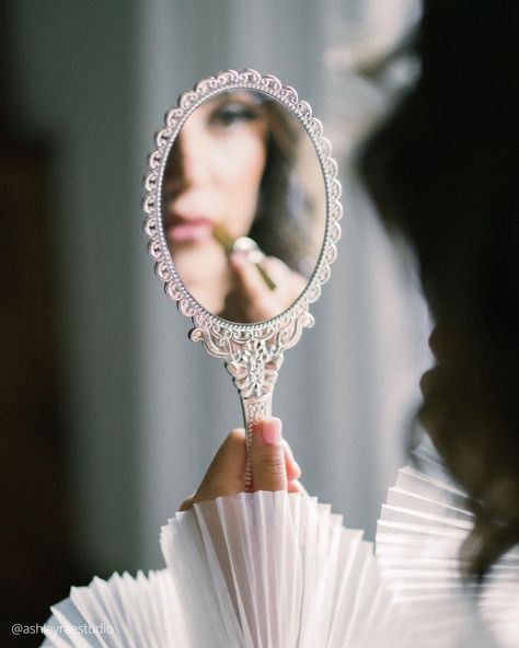 Wedding Session Photography Ideas, Handheld Mirror Photography, Wedding Bride Photoshoot, Bride Mirror, Wedding Photo Session, Christian Bride, Bridesmaid Photoshoot, Mirror Photography, Wedding Photo Album