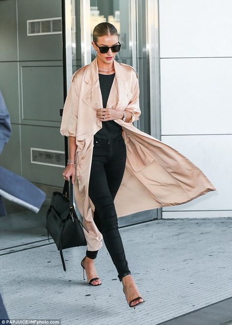 Rosie Huntington-Whiteley glides through LAX in a stunning light silk jacket Look Kimono, Ellie Saab, Style Casual Chic, Silk Coat, Moda Paris, Summer Outfit Ideas, Huntington Whiteley, Rosie Huntington Whiteley, Silk Jacket