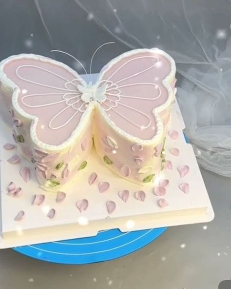 Butterfly Cake Ideas, Butterfly Theme Cake, Butterfly Birthday Cake, Unique Cakes Designs, Small Birthday Cakes, Thematic Cake, Butterfly Birthday Cakes, Birthday Cake Decorating Ideas, Vintage Birthday Cakes