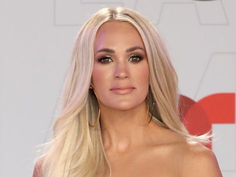 Carrie Underwood Hair, Neon Swimsuit, Carrie Underwood Photos, Carrie Underwood, American Idol, Celebrity Photos, Oklahoma, Celebrity News, Carry On