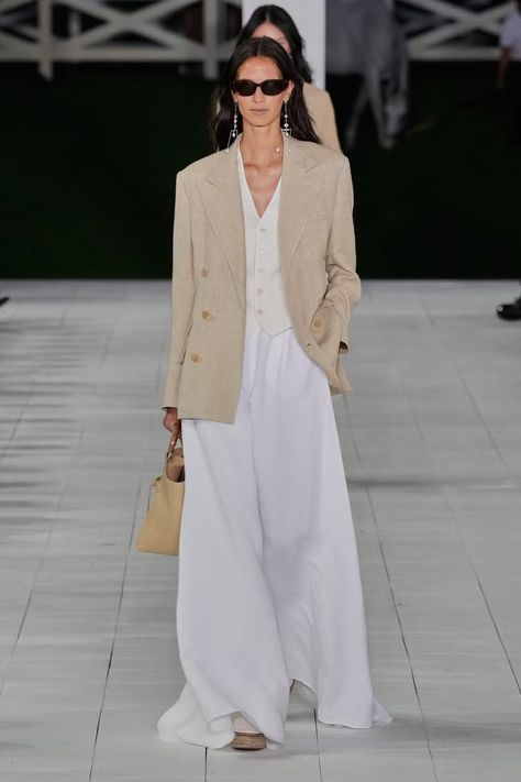 ralph lauren spring summer 2025 Ralph Lauren Fashion Show, Ralph Lauren Summer, Ralph Laurent, Celebrity Culture, Column Skirt, Ralph Lauren Style, Plunge Dress, Ralph Lauren Collection, Street Chic