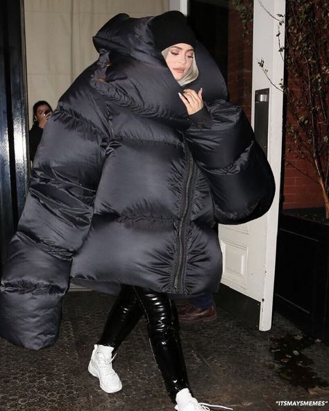 Big Puffer Jacket Outfit, Bubble Jacket Outfit, Long Puffer Coat Outfit, Puffer Coat Outfit, Kylie Jenner Fotos, Big Coat, Puffy Winter Coat, Puffer Outfit, Oversized Puffer Coat