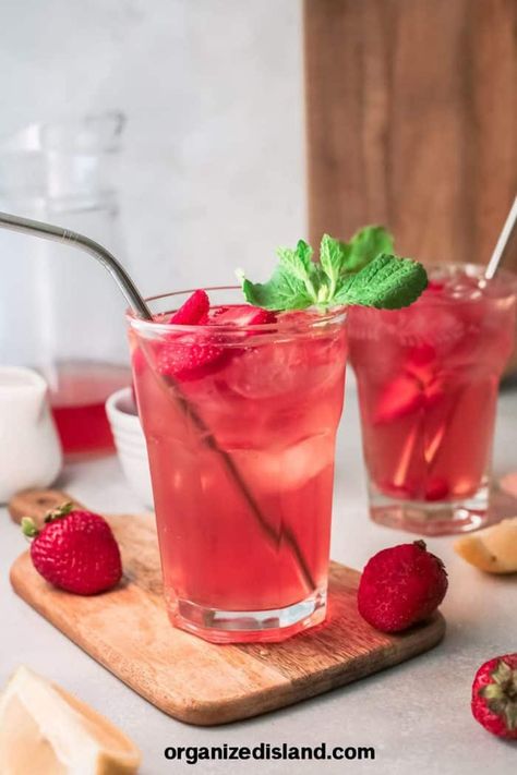 Strawberry Ice Tea, Strawberry Sweet Tea, Strawberry Iced Tea, Bridal Shower Food Ideas, Mcdonalds Sweet Tea, Peach Tea Recipe, Shower Food Ideas, Sweet Tea Recipes, Iced Tea Recipe