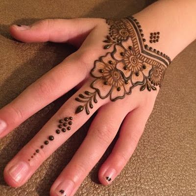 125 Stunning Yet Simple Mehndi Designs For Beginners|| Easy And Beautiful Mehndi Designs With Images | Bling Sparkle Small Henna Designs, Henne Tattoo, Cute Henna Designs, Cute Henna Tattoos, Henna Tutorial, Henna Inspired Tattoos, Henna Designs For Kids, Cute Henna, Tato Henna